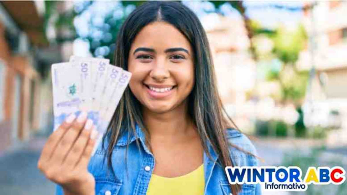 mujer con billetes en la mano en pesos colombianos y el logo de wintor abc informativo