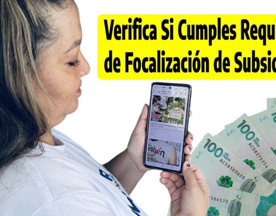 Verifica Si Cumples Requisitos de Focalización de Subsidios, foto de Jully Torres de el equipo de trabajado de Wintor ABC celular en las manos imagen búsqueda de Sisben IV y billetes de cien mil pesos colombianos.