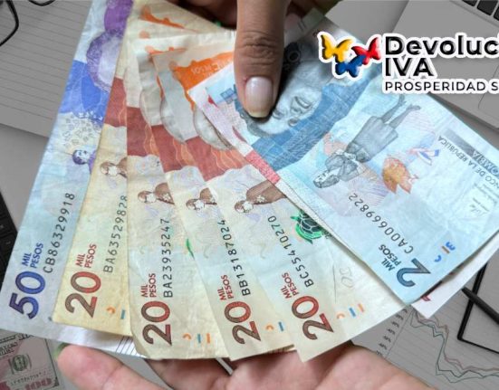 ¡Consulta Link YA! Tu Estado Dentro Devolución del IVA 2024, imagen de mano mostrando billetes de colombianos de fondo computador portátil, lentes y calculadora.