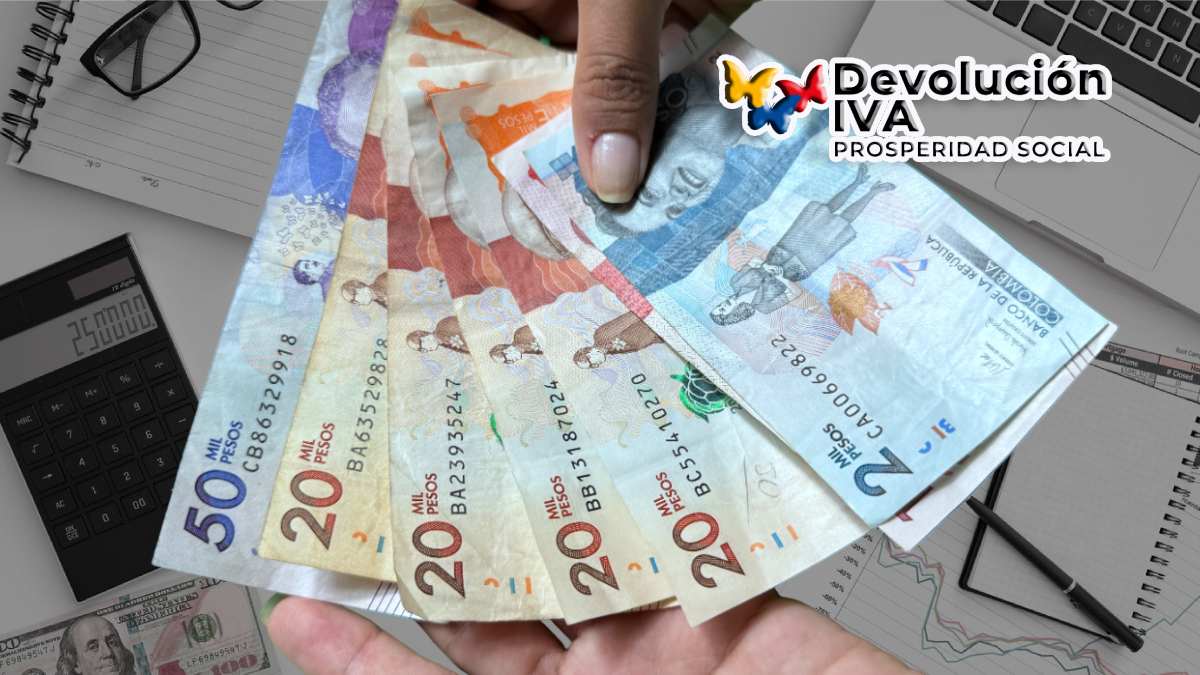 ¡Consulta Link YA! Tu Estado Dentro Devolución del IVA 2024, imagen de mano mostrando billetes de colombianos de fondo computador portátil, lentes y calculadora.